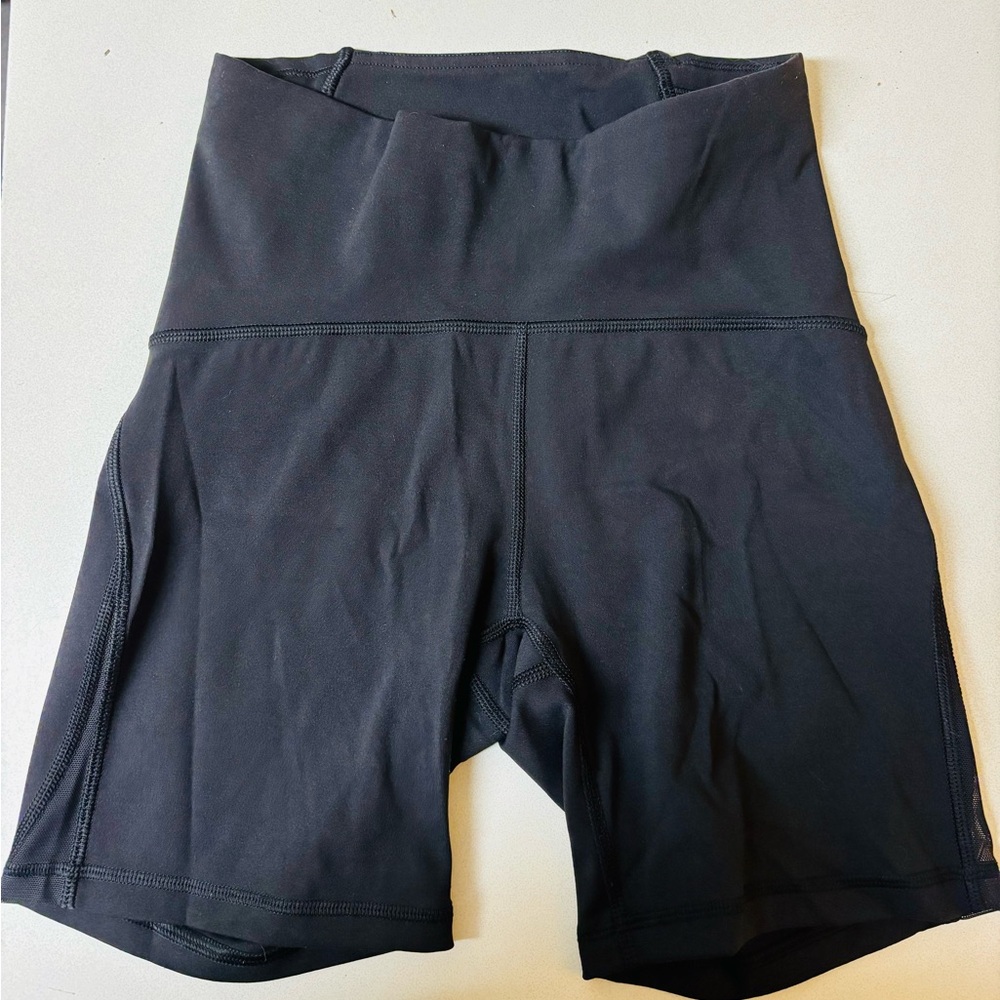 Lululemon Wunder Under 4” biker shorts in black with mesh side detail